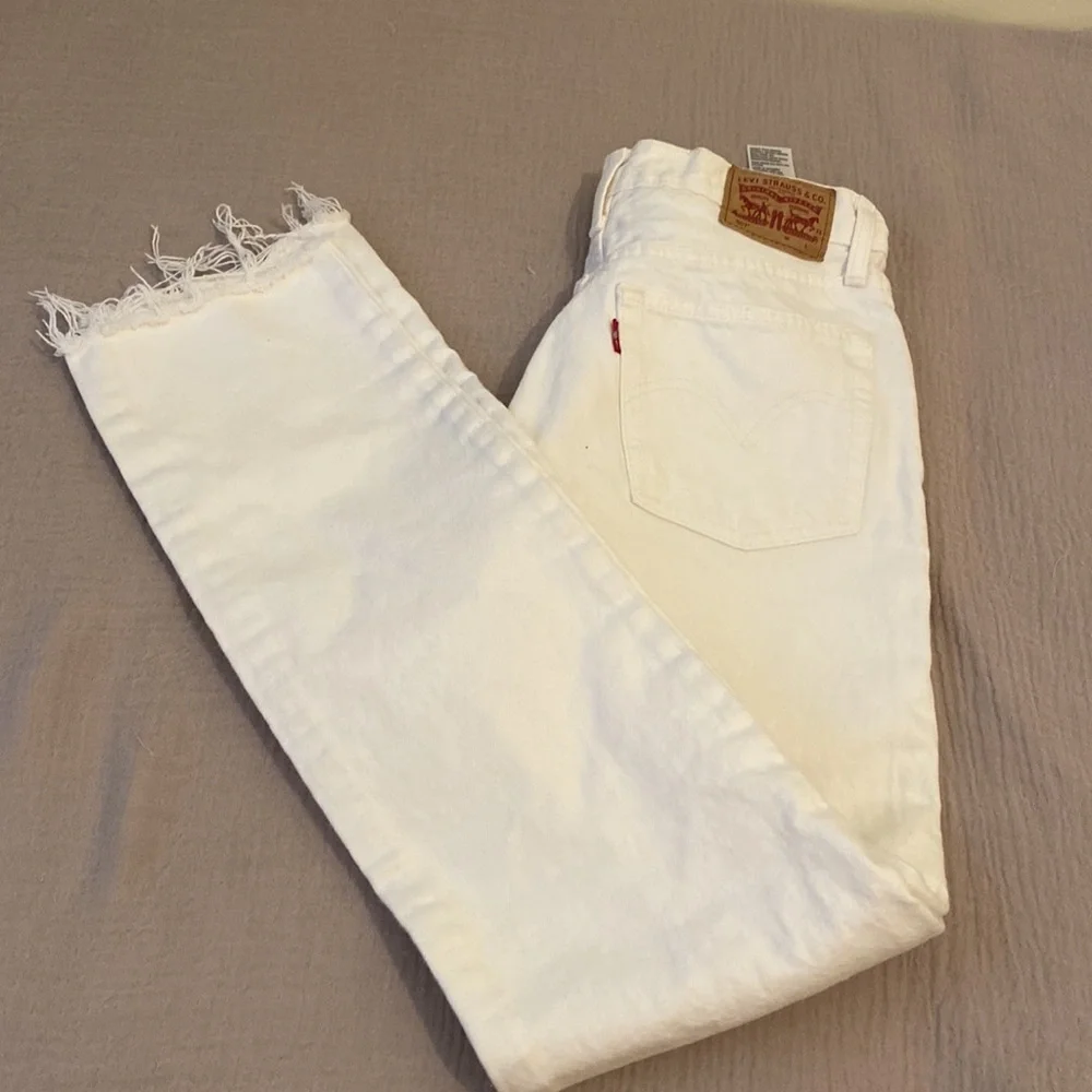 Levi's 501 Women White Straight Distressed Jeans. Size 26 - Picture 1 of 11
